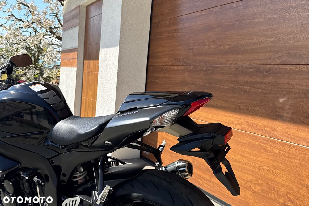 Suzuki GSX-R - 25