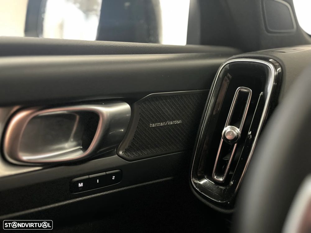 Volvo XC 40 2.0 B3 Plus Dark - 21