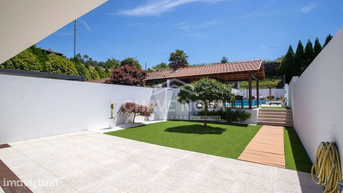 Moradia em Banda V3 c/ Piscina em São João de Ver - Grande imagem: 3/34