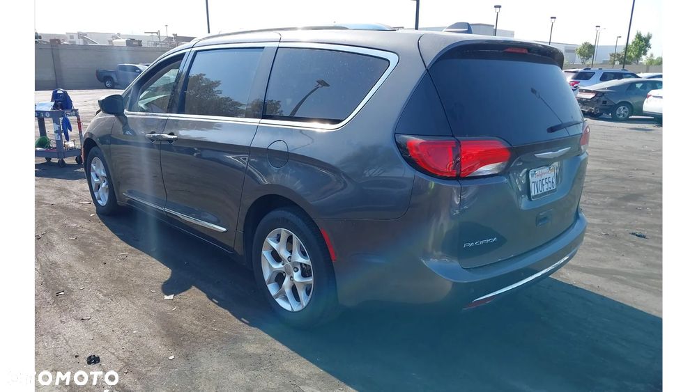 Chrysler Pacifica - 4