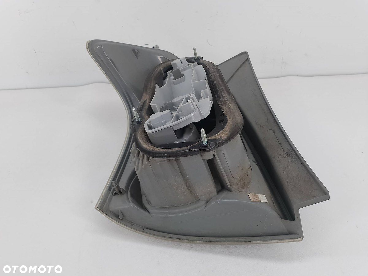 LAMPA TYLNA PRAWA TOYOTA COROLLA VERSO II 2.2 D-4D - 2