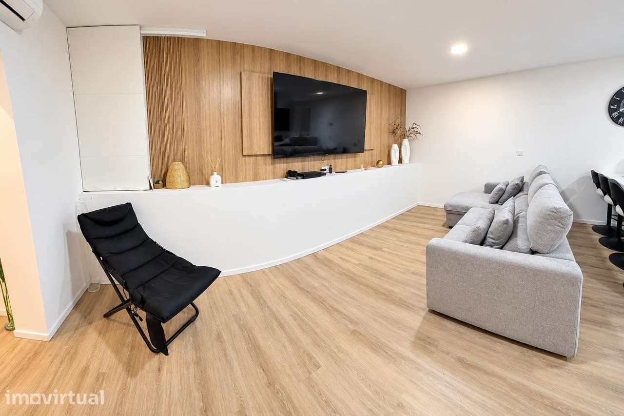 Moradia geminada Bi-Familiar T3 + T1 — Dois espaços... - Grande imagem: 2/29