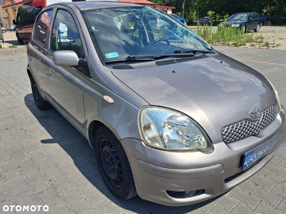 Toyota Yaris I 1 Lift silnik 1.4 Diesel D4D 90KM 1ND skrzynia biegów C153 drzwi maska zderzak błotnik lusterko 1DZ Grey Metallic Mercury lampa alternator rozrusznik czujnik regulator panel sterownik moduł mechanizm przewód wąż pompa maglownica zwrotnica wahacz mcperson amortyzator belka sanki tłumik wydech listwa osłona kokpit podsufitka podszybie boczek fotel fotele lewarek wybierak linka zbiorniczek kolektor stacyjka kierownica klamka zamek zacisk hamulcowy czujnik doładowania przepustnica przepływomierz półoś blenda klamka światło lampa hak holowniczy odpinany sprężarka filtr włącznik przełącznik manetki przewód rura felgi felga koło wiązka elektryczna NA CZĘŚCI WSZYSTKIE CZĘŚCI - 1