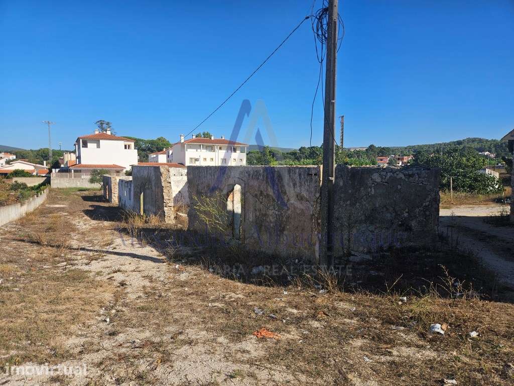 Lote com Ruína Isolada em Zona Privilegiada de Sesimbra - Grande imagem: 2/20