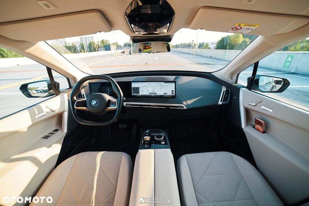 BMW iX - 8