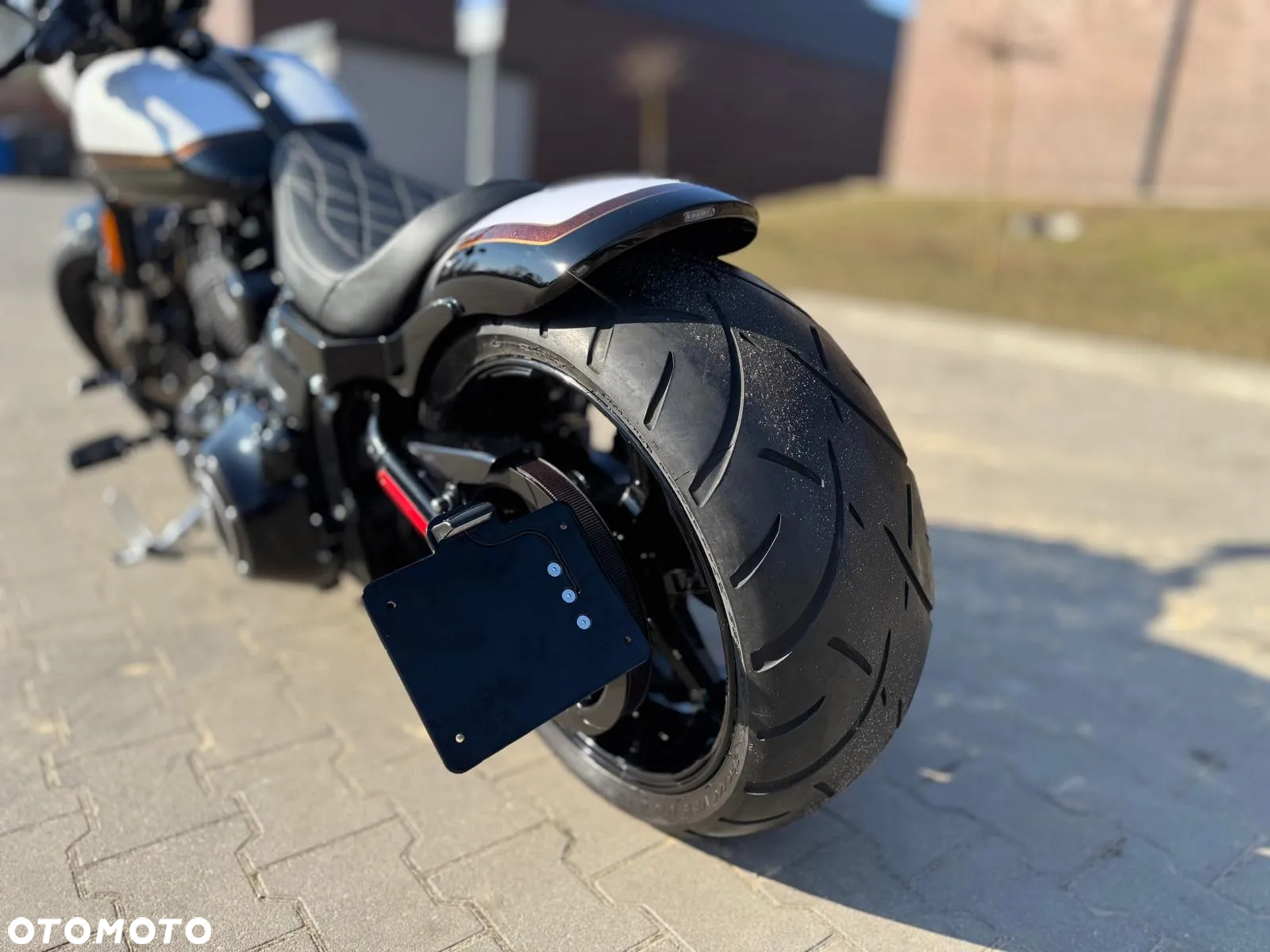 Harley-Davidson Softail Breakout - 28