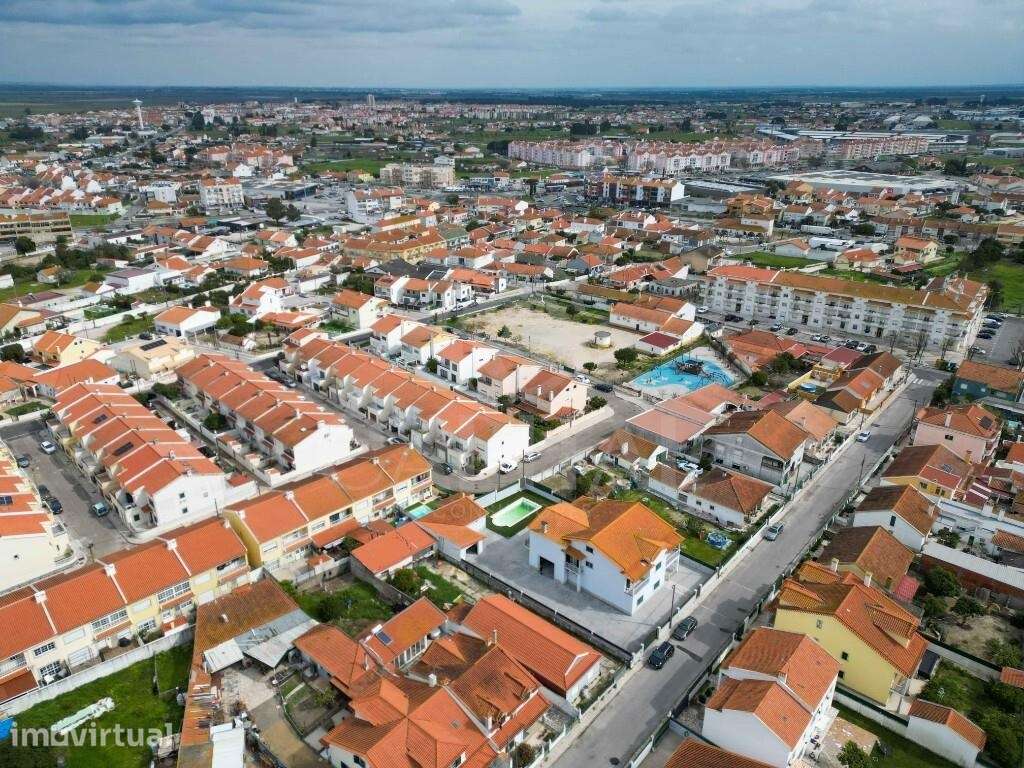 Moradia T3 com Piscina, Furo e Garagem de Grande Dimensão - Grande imagem: 2/60
