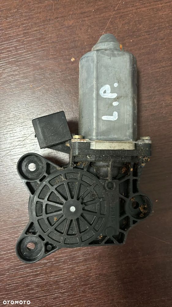 silniczek szyb lewy przód MERCEDES W203 A2208204642 silniczek  elektryczny     (108/4)