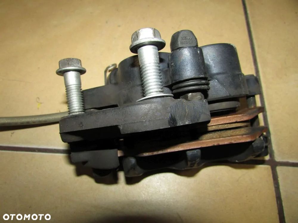 APRILIA PEGASO 650 i.e. 01-04 zacisk hamulcowy przód klocki Brembo - 2