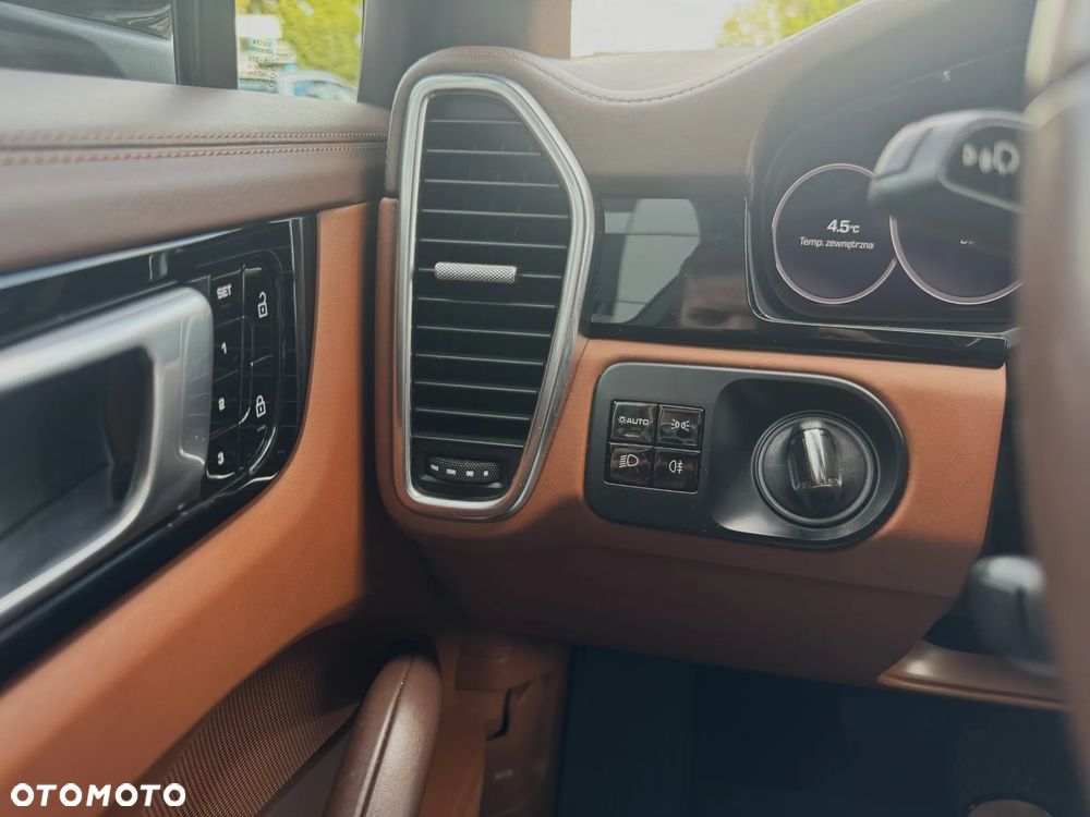 Porsche Cayenne - 14