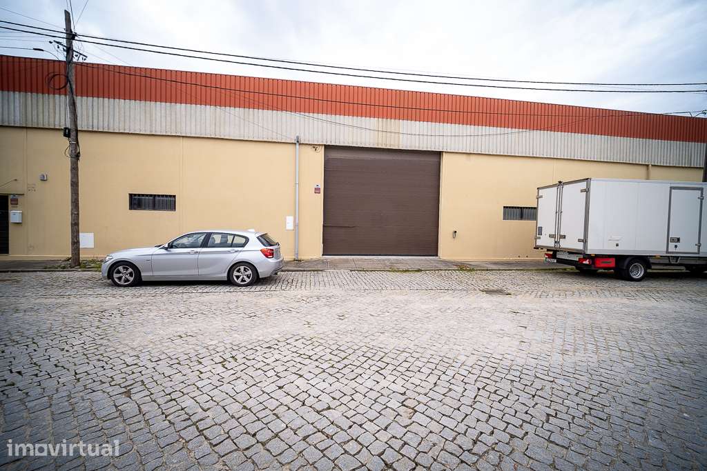 Armazém Industrial em Paços de Brandão com 304 m2 - Grande imagem: 2/10