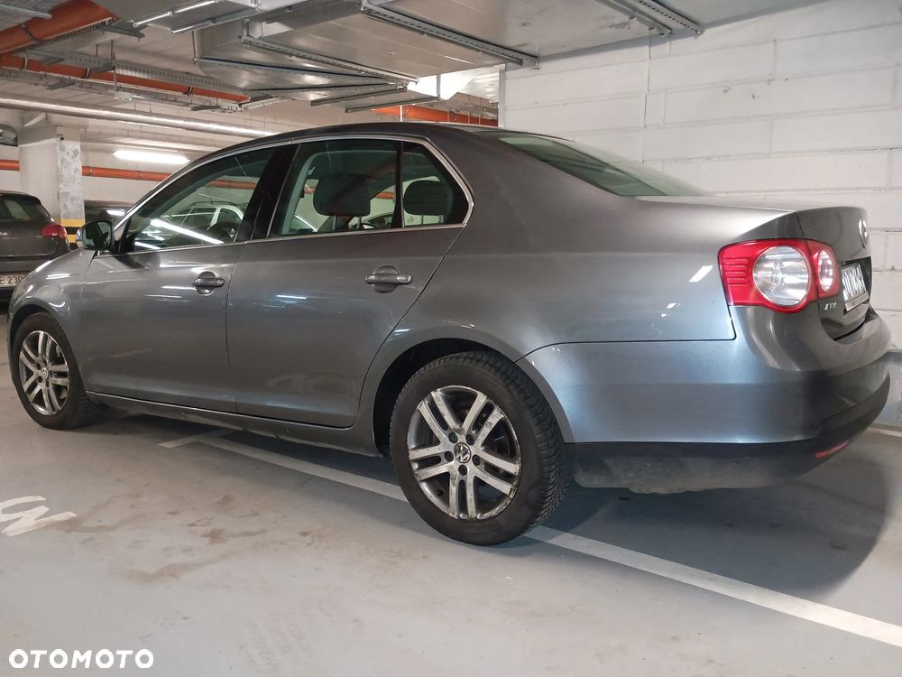 Volkswagen Jetta 2.0 FSI Comfortline - 12