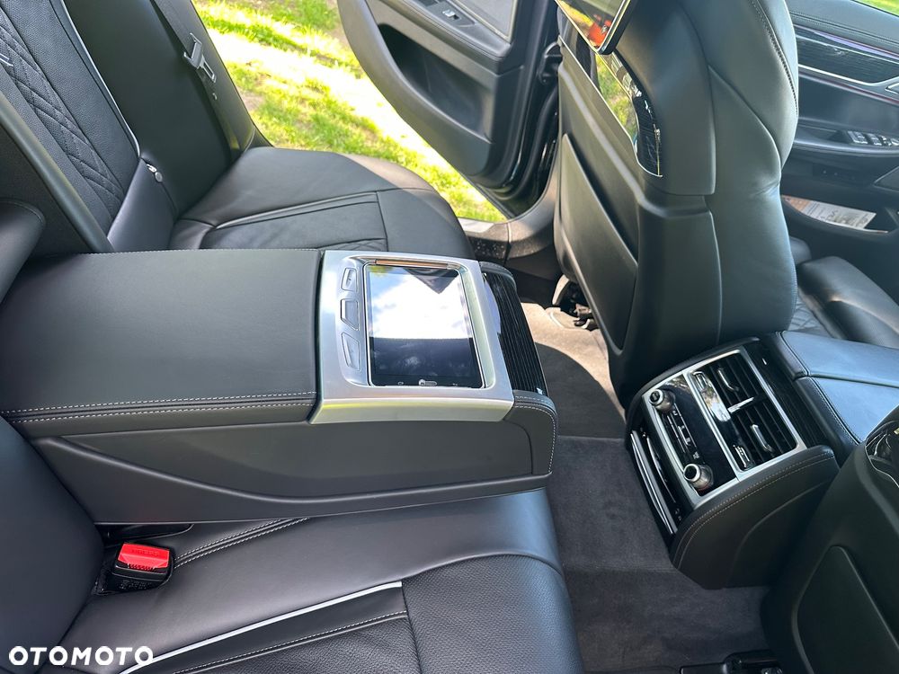 BMW Seria 7 750i xDrive sport - 13
