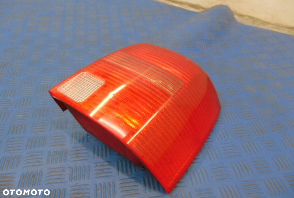 VOLKSWAGEN PASSAT B5 2.4B UNIVERSAL LAMPA TYLNA PRAWA - 2