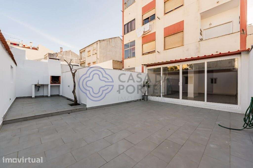 Apartamento T1 Renovado com Logradouro, Churrasqueira e Anexo - Grande imagem: 2/35