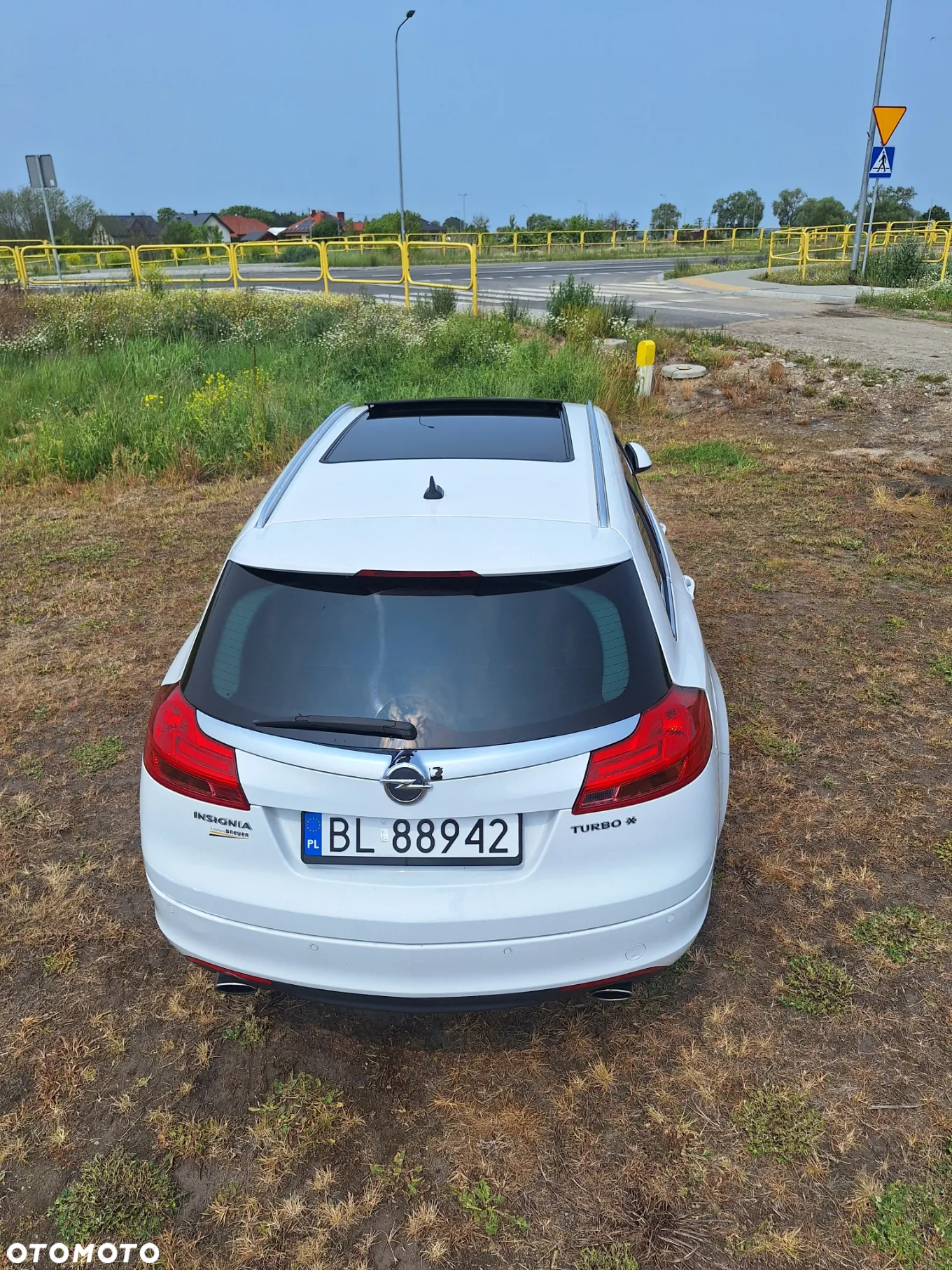 Opel Insignia 2.0 Turbo Sports Tourer 4x4 Automatik Design Edition - 12