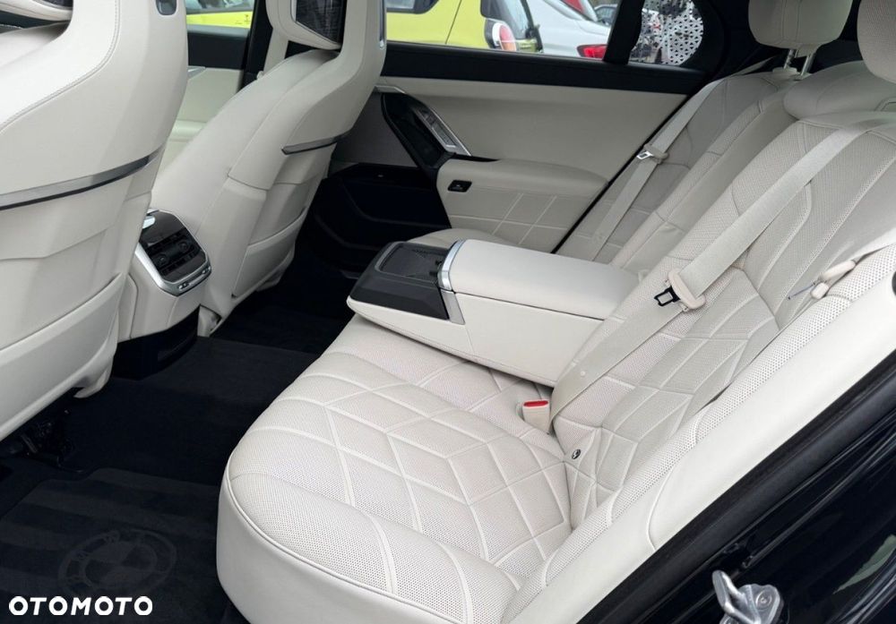 BMW Seria 7 - 32