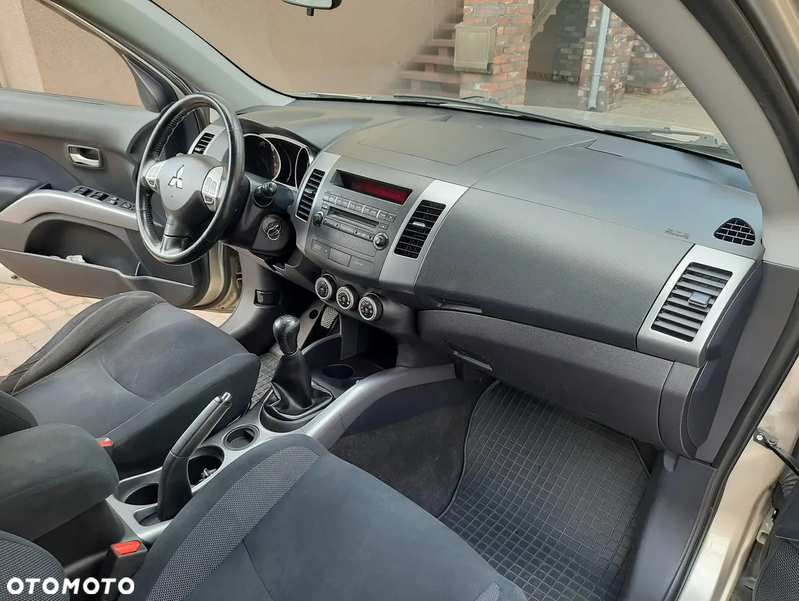 Mitsubishi Outlander - 15
