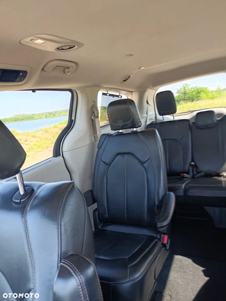 Chrysler Pacifica - 12