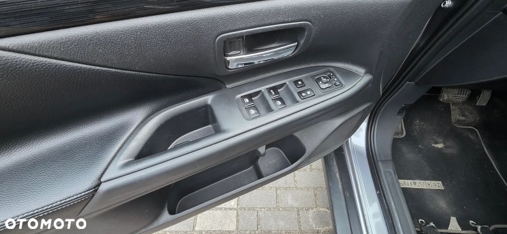 Mitsubishi Outlander 2.0 Instyle Navi 4WD CVT - 7