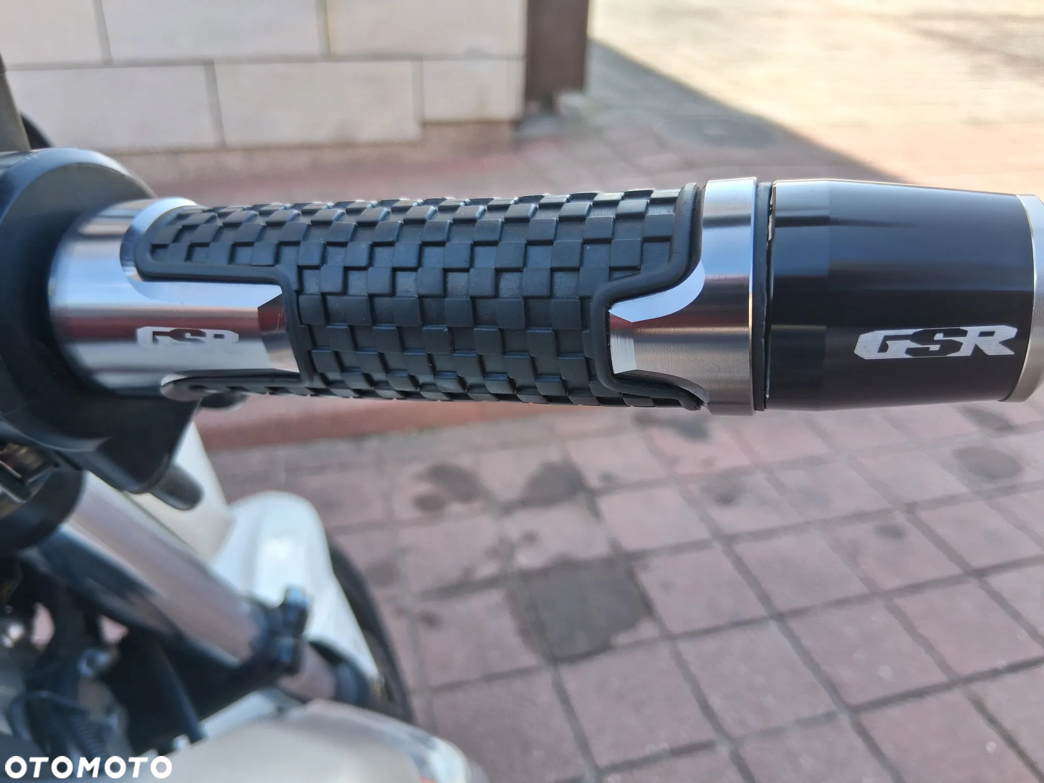 Suzuki GSR - 12
