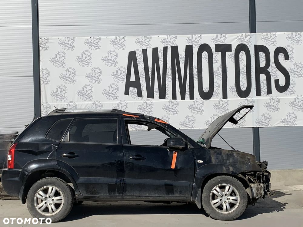 HYUNDAI TUCSON 2007 *SAMOCHÓD NA CZĘŚCI* MASKA, LAMPA, DRZWI, LUSTERKO, ZDERZAK, GRILL, BŁOTNIK, KLAPA, BELKA, DESKA, FOTELE, KANAPA, ĆWIARTKA KIEROWNICA, TARCZE, ZACISKI, ZAWIESZENIE, KOMPLETNY PRZÓD, KOMPLETNY TYŁ, LICZNIK, ZEGARY, PRAWE LEWE PRZÓD TYŁ - 1