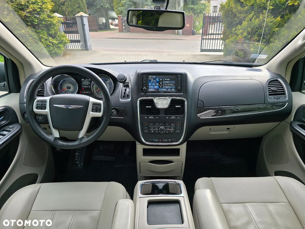 Chrysler Town & Country - 20