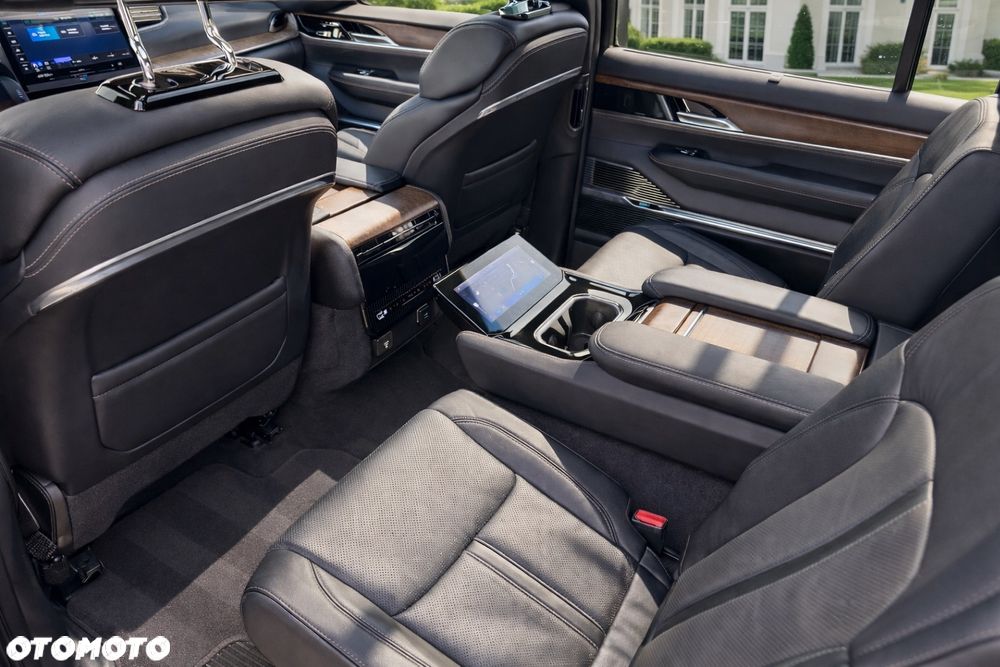 Jeep Grand Wagoneer - 26