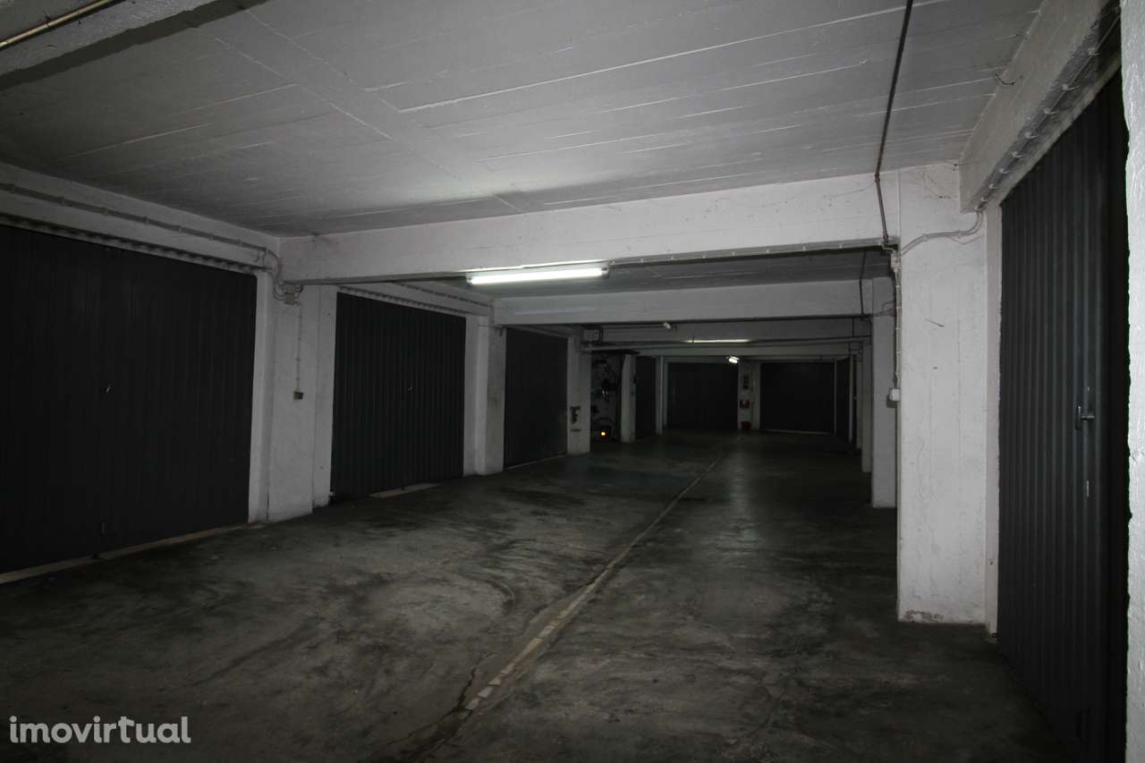Garagem com 16m² e 2,42m de altura, localizada em Algueirão - Grande imagem: 4/5
