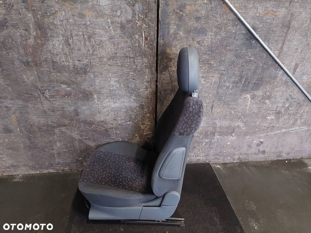 FOTEL LEWY PRZÓD OPEL CORSA C - 4