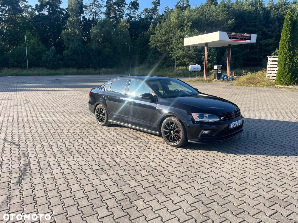 Volkswagen Jetta - 1