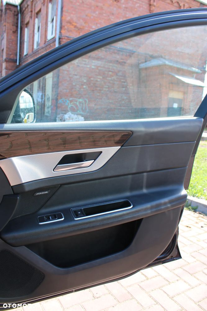 Jaguar XF 20d Prestige - 33