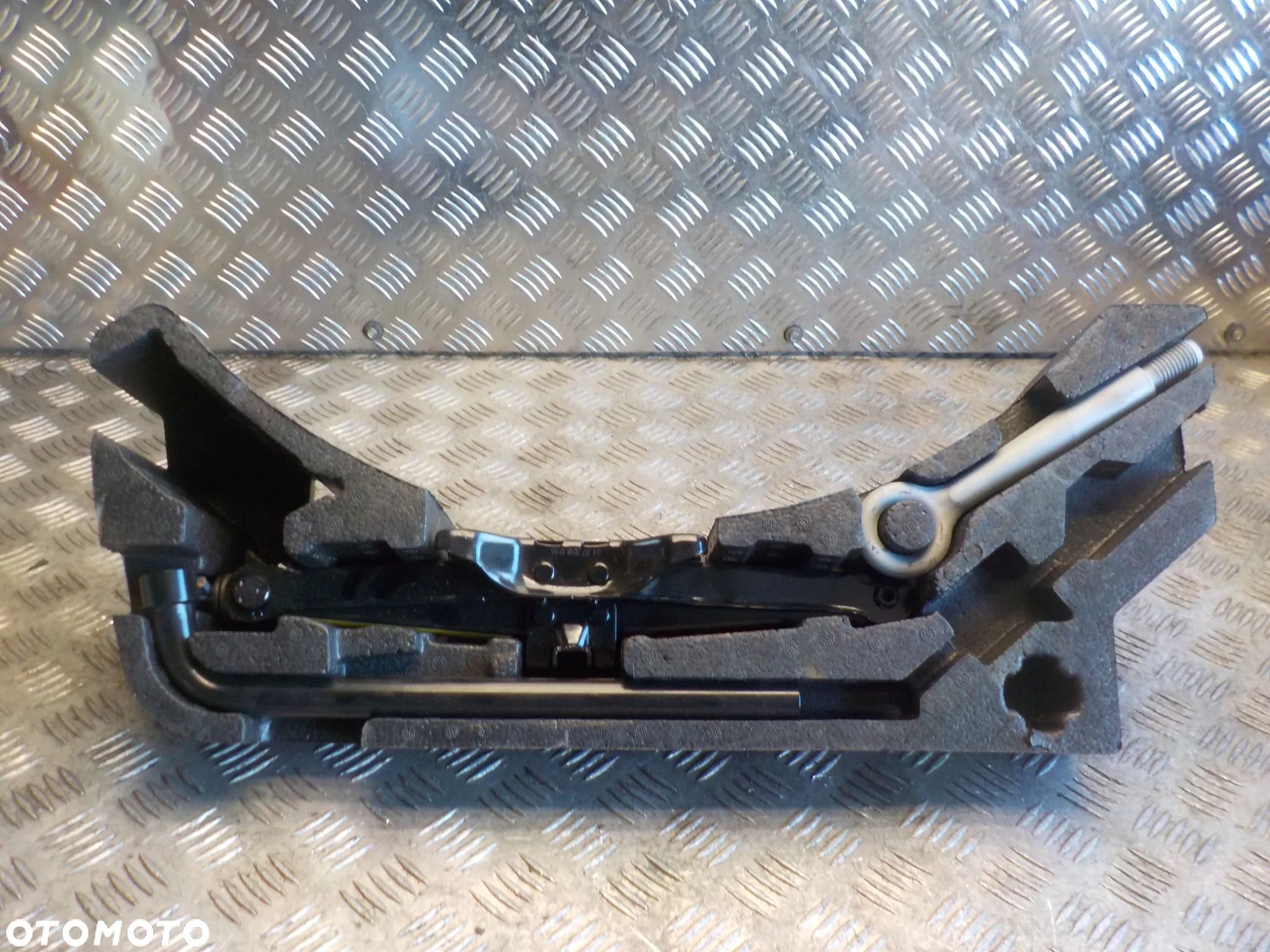 JAGUAR XE PODNOŚNIK LEWAREK UCHO KLUCZ GX73-17B043-AE - 1
