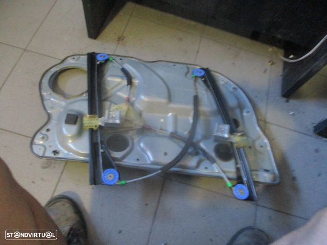 Elevador Sem Motor 6Q4837756 VW POLO 2006 1.4TDI 70CV 5P CINZA FD VW POLO 4 9N FASE 2 2009 1.4TDI 70CV 5P CINZENTO FD VW POLO 2002 1.2I 64CV 5P CINZA FD - 4