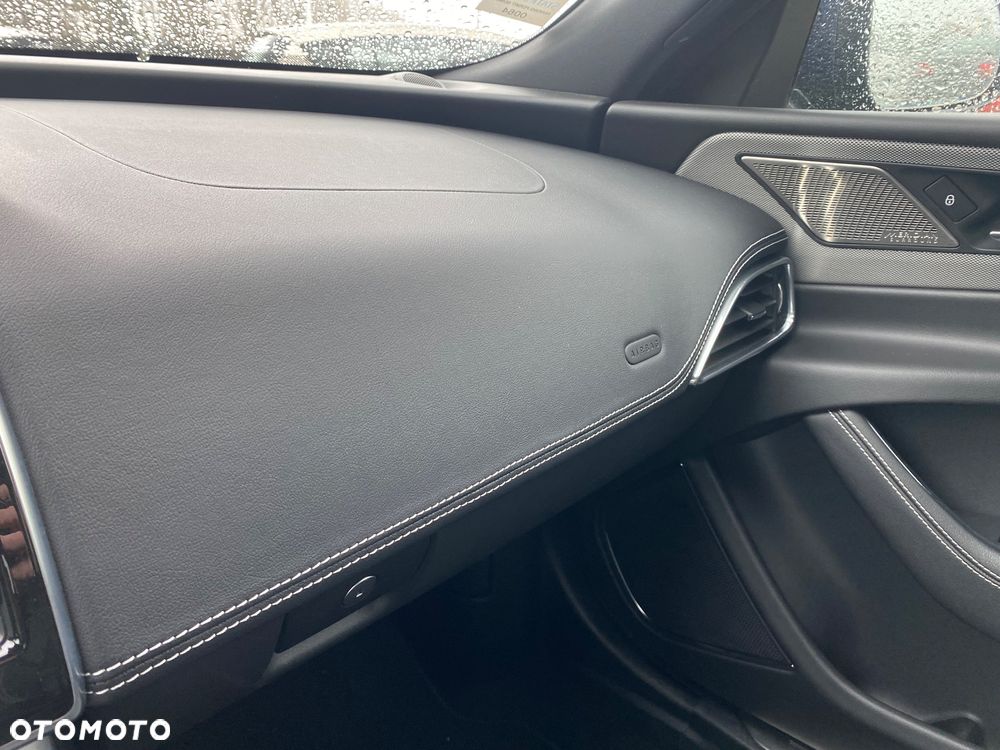 Jaguar XE P300 AWD R-Dynamic HSE - 24