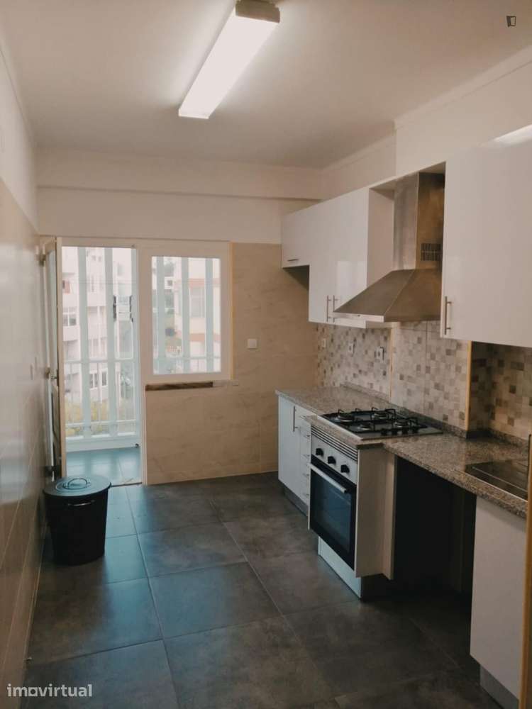 Quarto - localizado em Almada Lisbon - Grande imagem: 5/9