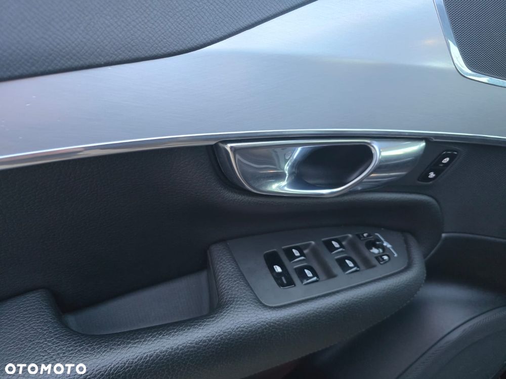 Volvo XC 90 D5 AWD Geartronic RDesign - 23
