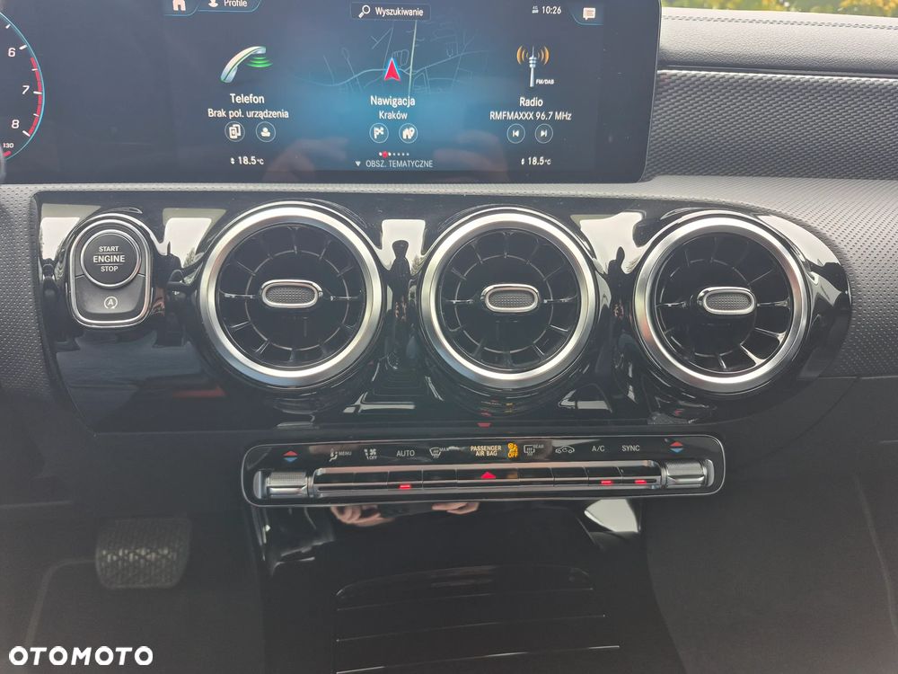 Mercedes-Benz CLA 180 7G-DCT - 22