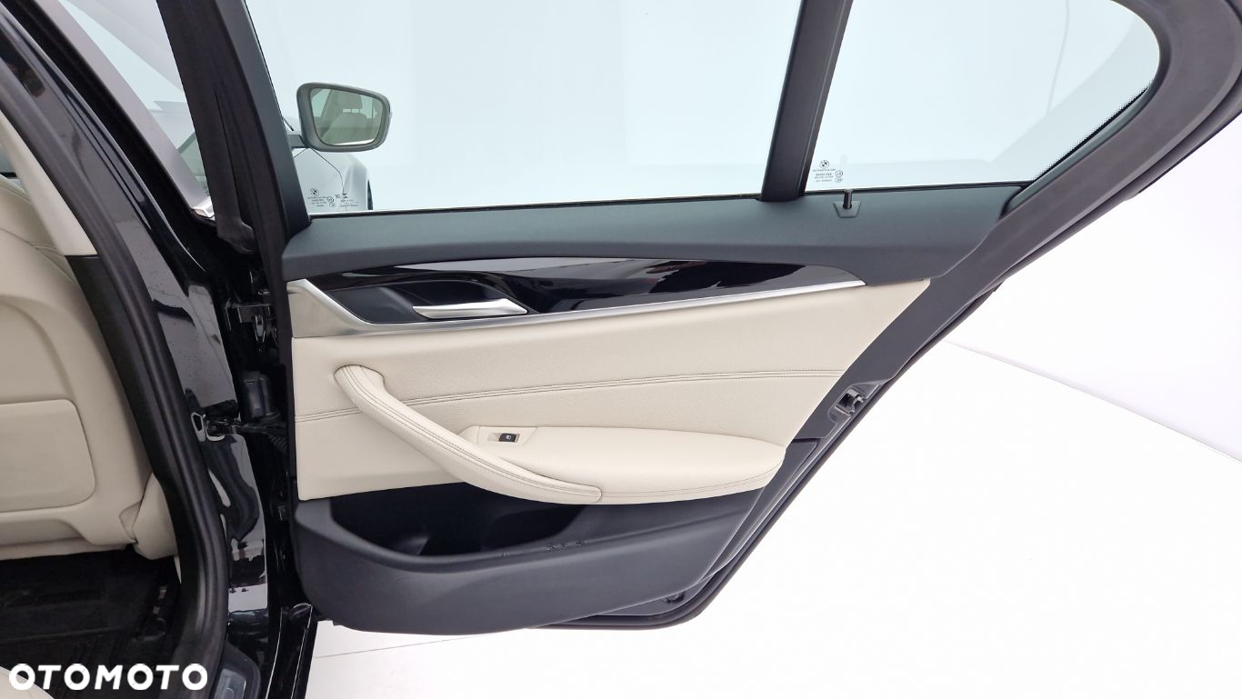 BMW Seria 5 520i Luxury Line - 23
