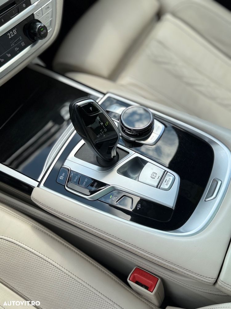 BMW Seria 7 750i xDrive - 38