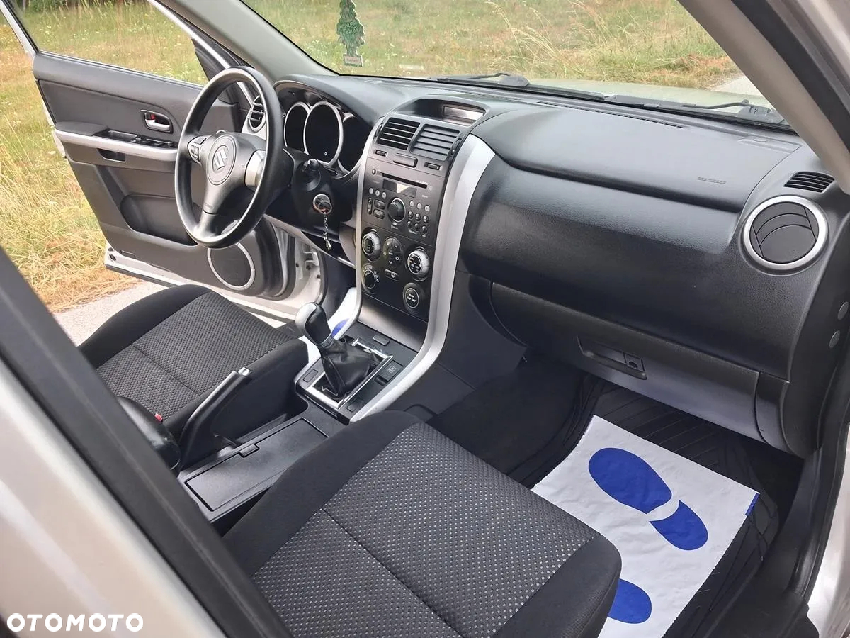 Suzuki Grand Vitara 2.0 Comfort + - 24