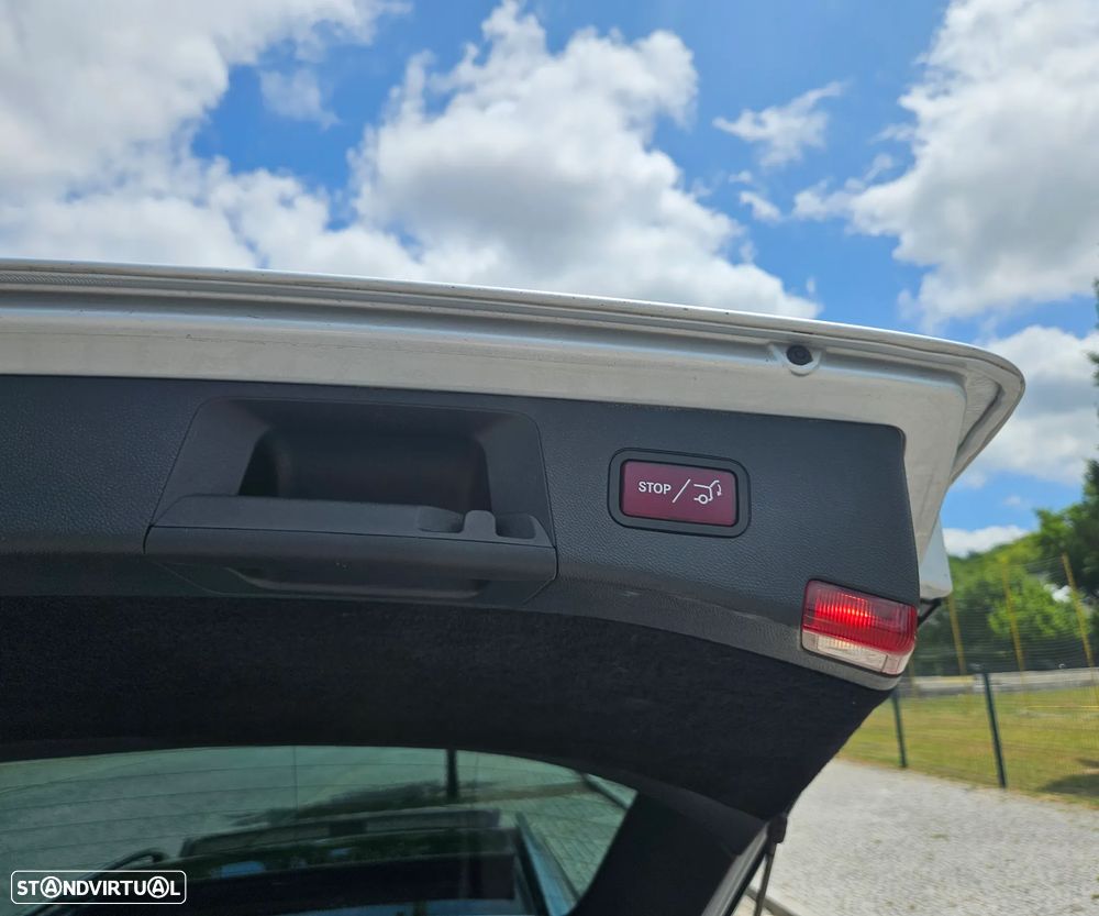 Mercedes-Benz E 300 Bluetec Hybrid Avantgarde - 16