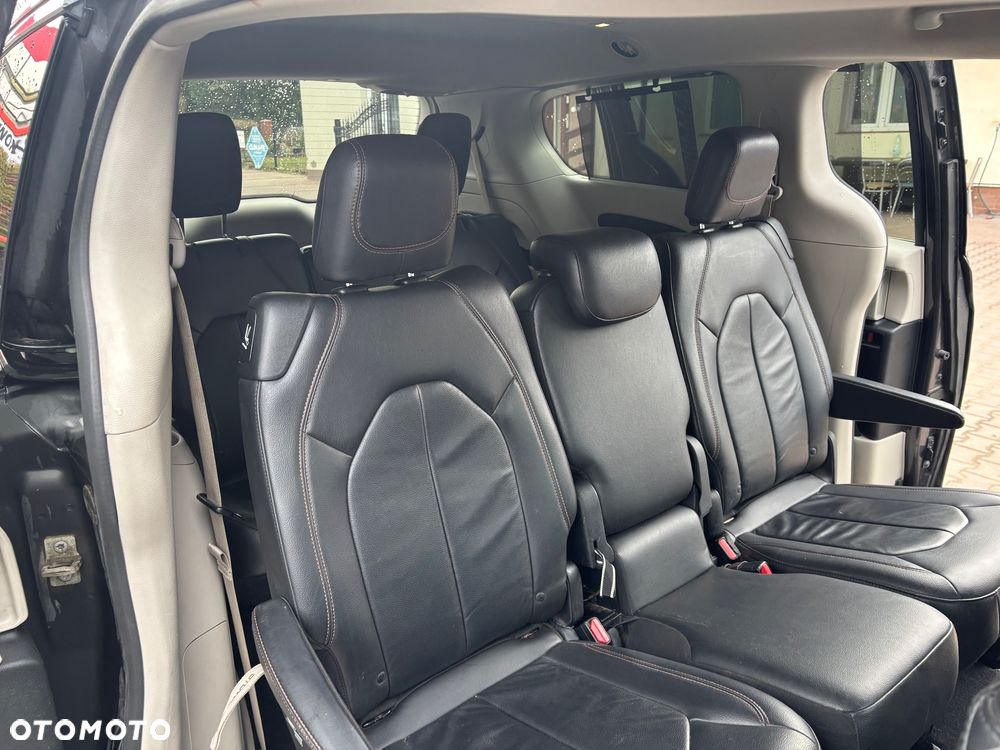 Chrysler Pacifica - 16