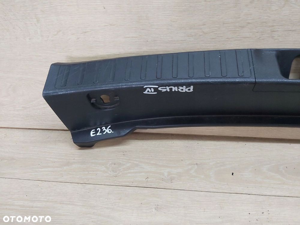 Toyota Prius IV 1,8 xw50 osłona pasa tylnego bagażnika 64716-47110 - 3