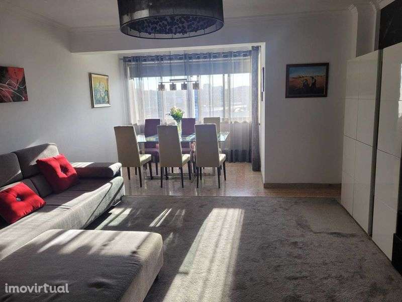 Vendo luminoso T3 em Sacavém - Grande imagem: 2/12