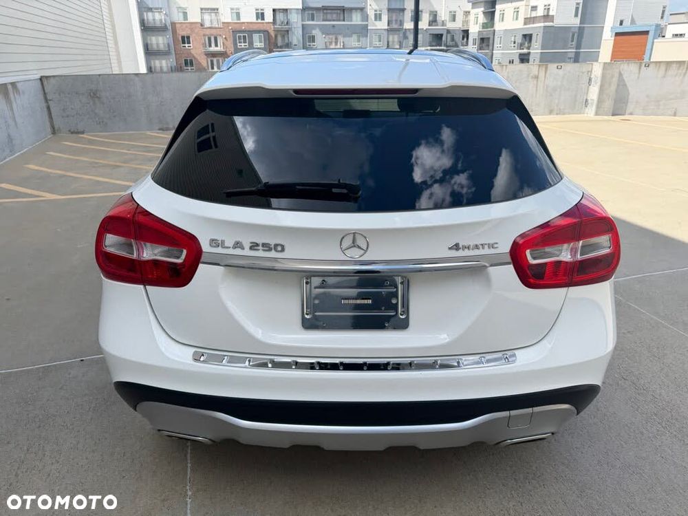 Mercedes-Benz GLA - 9