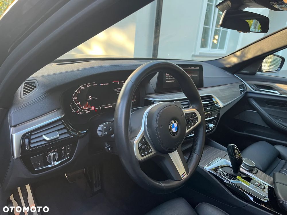 BMW Seria 5 M550i xDrive sport - 27