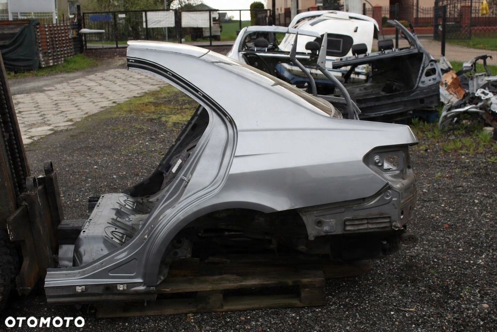 PAS TYLNY Z BŁOTNIKAMI MERCEDES W212 - 2