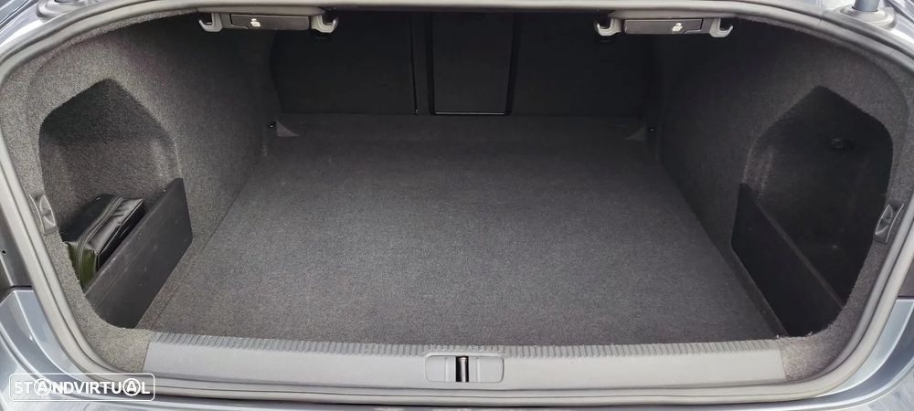 VW Passat 1.6 TDI BlueMotion - 12