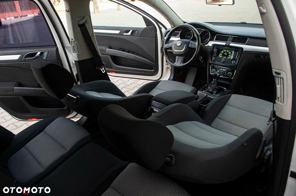 Skoda Superb 2.0 TDI DSG Ambition - 28